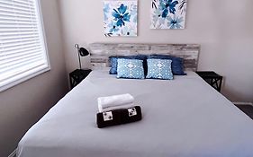 Best Garden House&3 Mins Bus Station Close C-Train&Free Parking